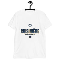 Cuisinière À la retraite 2026 - T-shirt cadeau — White